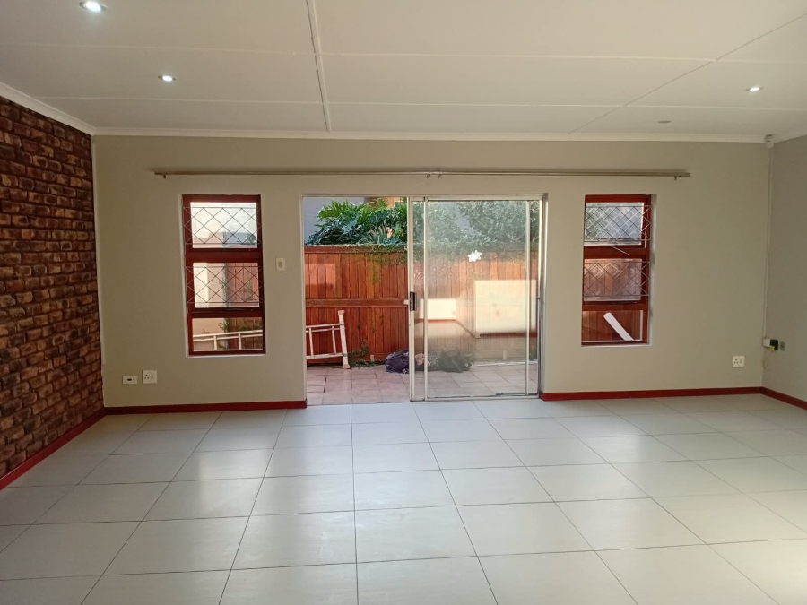 To Let 4 Bedroom Property for Rent in Bonza Bay Eastern Cape
